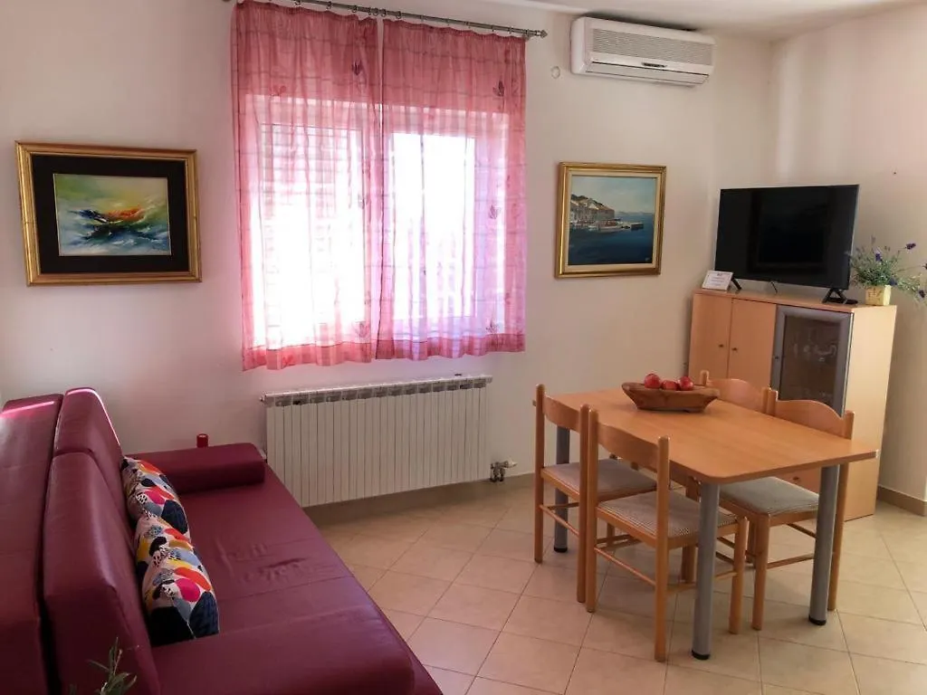 Apartments Punta Seline 0*,